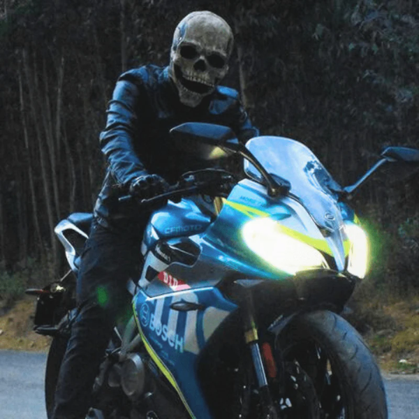 Dynamic Skull Mask with Movable Jaw