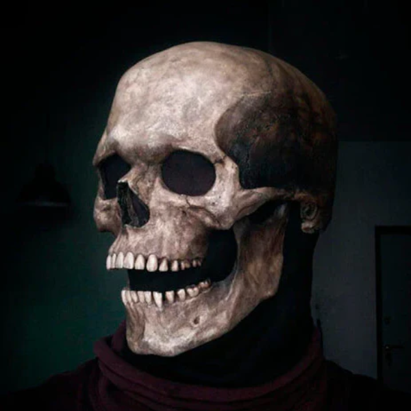 Dynamic Skull Mask with Movable Jaw